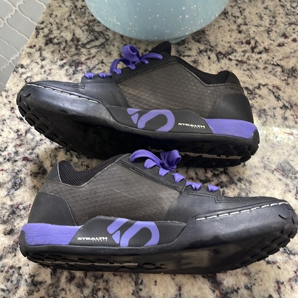 Five Ten Freerider Stealth Women’s 8.5 - Picture 5 of 7
